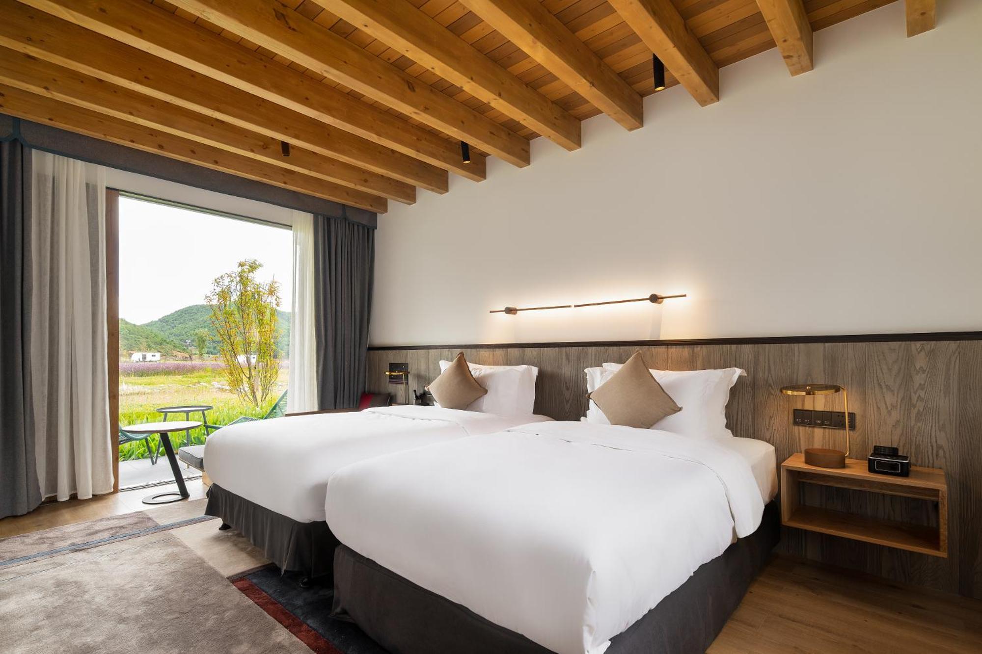 Hotel Indigo Lugu Lake By Ihg Лицзян Экстерьер фото